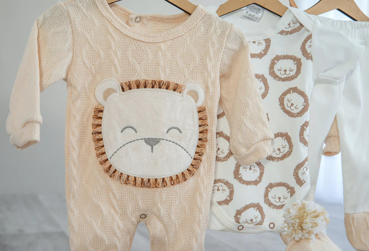 Conjunto Primer Día León – Set de 7 Piezas en Algodón Suave para Bebé